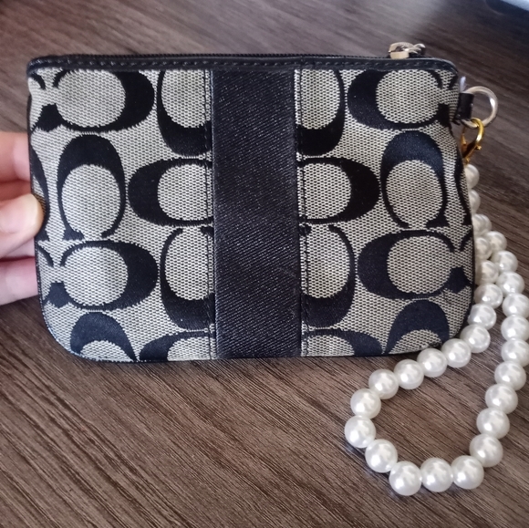 Coach wristlet with unbranded pearl strap - Picture 3 of 12